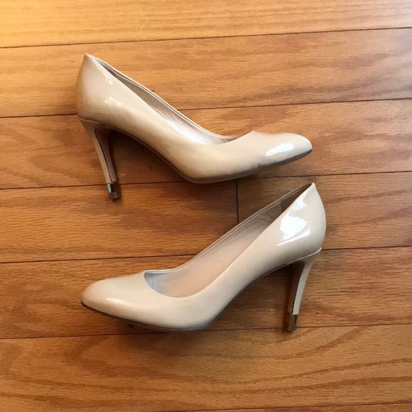 Tory Burch Shoes - 🎉HP🎉 Tory Burch Patent Leather Nude Heels